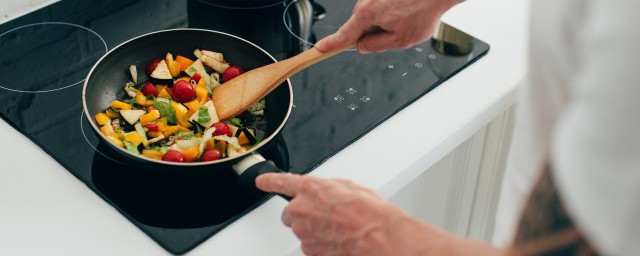 炒菜用什么油(炒菜用的油)
